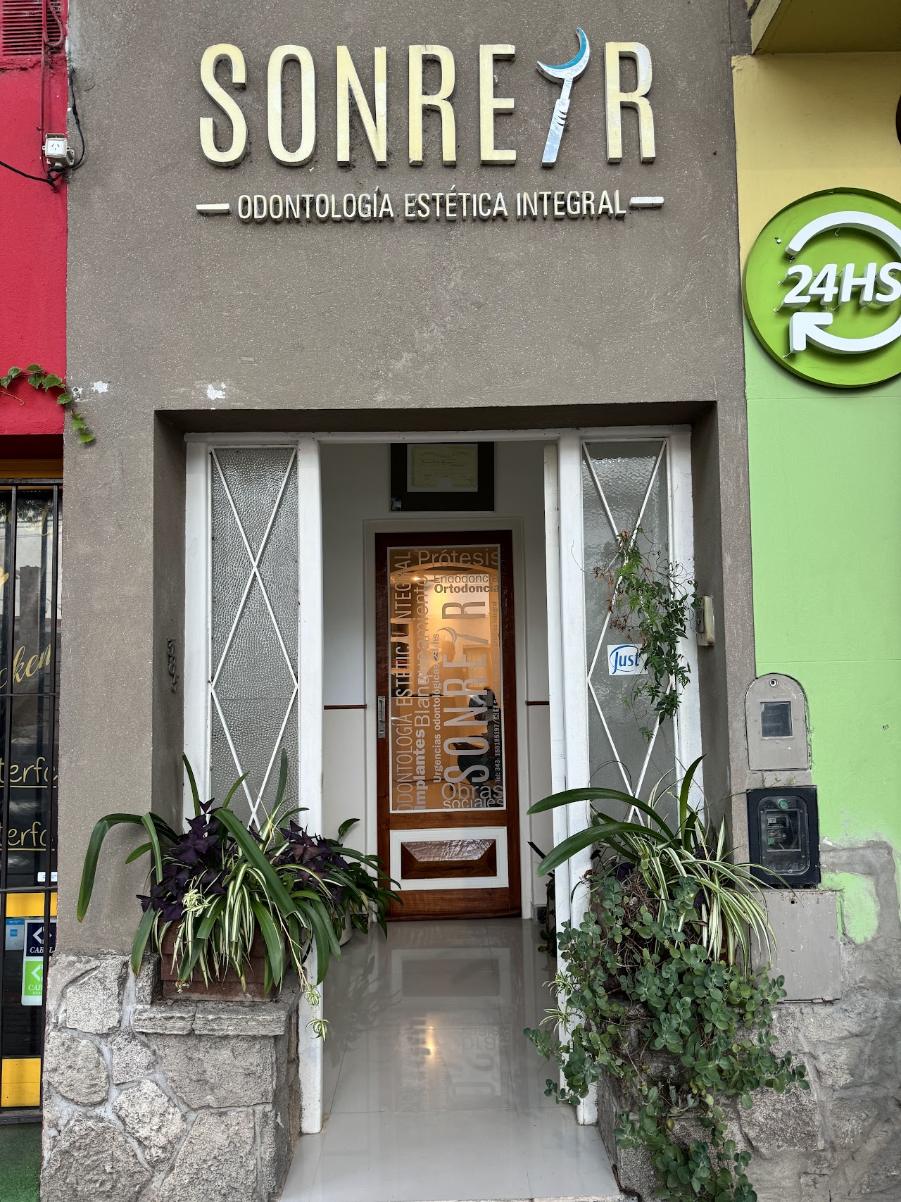 Fachada exterior de SONREIR Estética y Odontología en Paraná